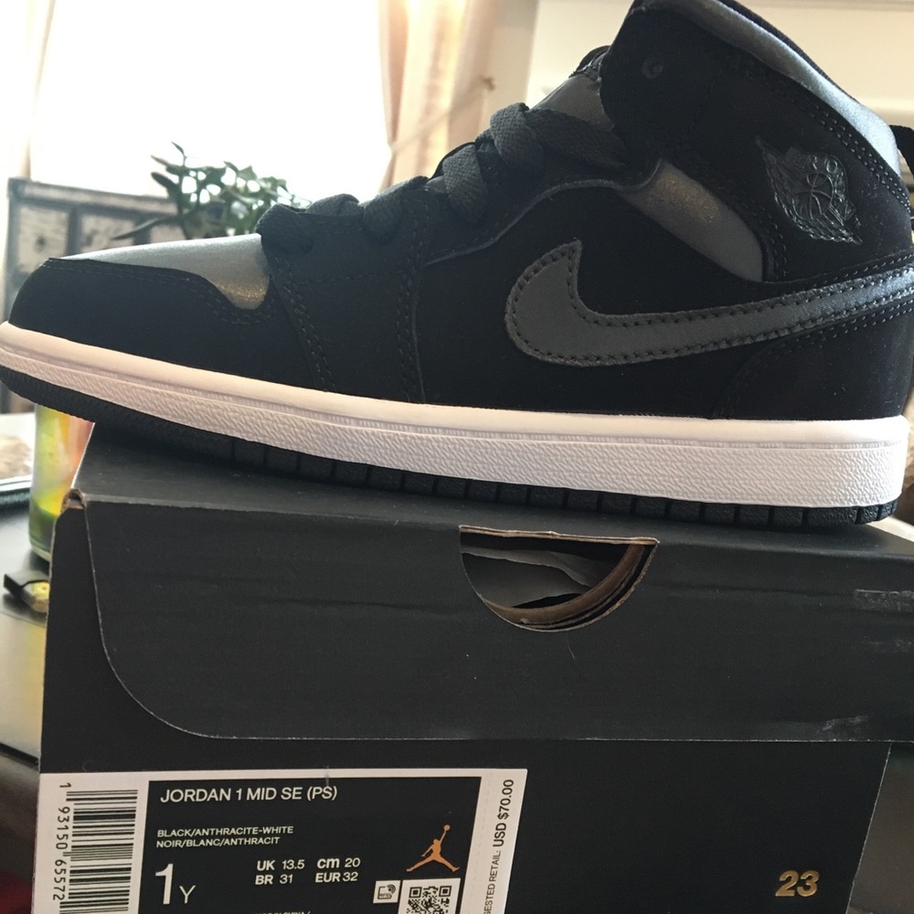 Nike Jorden 1 Mid Se Size 1 Y toddler Black
